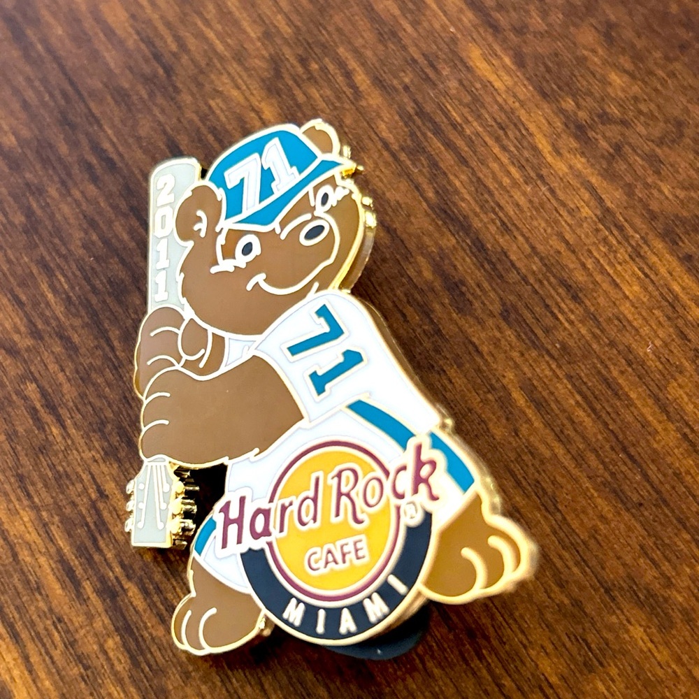 2011 Hard Rock Cafe Miami Pin Sport Bear Jersey Baseball HRC #67609 Le 300 #71